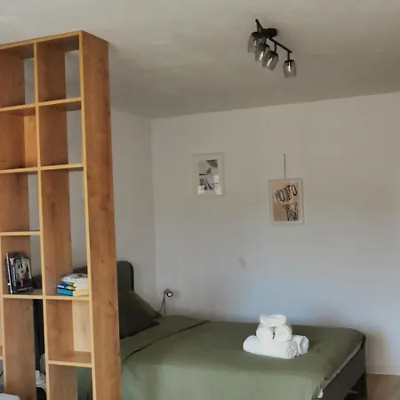 Quiet Artist For A Peaceful Hideaway In Apartment Bucharest
