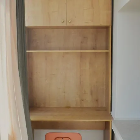 Quiet Artist For A Peaceful Hideaway In